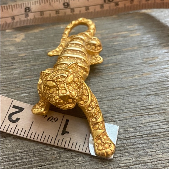 Vintage 70s Gold Tone Heavy Plated Tiger Broach - Picture 9 of 9
